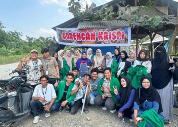 Mahasiswa KKN PPM Kelompok 65 Unimal saat memberikan sosialisasi pemasaran digital kepada pelaku UMKM di Gampong Alue Lim, sebagai langkah mendukung digitalisasi usaha lokal