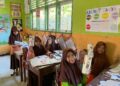 Siswa SD Negeri 7 Muara Satu antusias mengikuti kegiatan “Celenganku, Tabunganku” yang digagas Kelompok 55 KKN Unimal di Desa Paloh Punti, Lhokseumawe