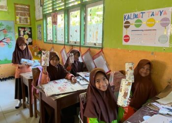 Siswa SD Negeri 7 Muara Satu antusias mengikuti kegiatan “Celenganku, Tabunganku” yang digagas Kelompok 55 KKN Unimal di Desa Paloh Punti, Lhokseumawe
