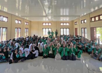 Mahasiswa KKN-PPM Kelompok 60 Universitas Malikussaleh saat memberikan sosialisasi edukatif tentang bahaya kekerasan seksual dan narkoba kepada siswa SMP Negeri 10 Lhokseumawe