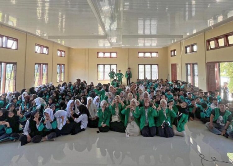 Mahasiswa KKN-PPM Kelompok 60 Universitas Malikussaleh saat memberikan sosialisasi edukatif tentang bahaya kekerasan seksual dan narkoba kepada siswa SMP Negeri 10 Lhokseumawe