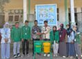 Mahasiswa KKN Unimal Kelompok 72 menyerahkan fasilitas tempat sampah terpilah kepada sejumlah lembaga pendidikan di Gampong Jambo Timu, Kecamatan Blang Mangat, Lhokseumawe
