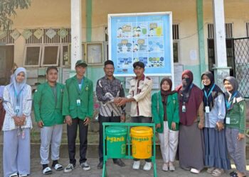 Mahasiswa KKN Unimal Kelompok 72 menyerahkan fasilitas tempat sampah terpilah kepada sejumlah lembaga pendidikan di Gampong Jambo Timu, Kecamatan Blang Mangat, Lhokseumawe