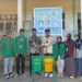 Mahasiswa KKN Unimal Kelompok 72 menyerahkan fasilitas tempat sampah terpilah kepada sejumlah lembaga pendidikan di Gampong Jambo Timu, Kecamatan Blang Mangat, Lhokseumawe