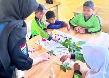 Mahasiswa KKN Kelompok 56 Unimal memperkenalkan teknik ecoprint di SD Negeri 7 Blang Mangat, Desa Kuala Meuraksa, Lhokseumawe