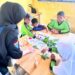 Mahasiswa KKN Kelompok 56 Unimal memperkenalkan teknik ecoprint di SD Negeri 7 Blang Mangat, Desa Kuala Meuraksa, Lhokseumawe