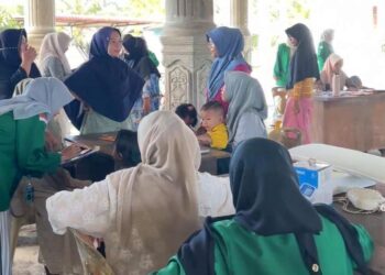 Mahasiswa KKN Unimal Kelompok 67 bersama warga Desa Kumbang Punteut saat pelaksanaan Posyandu terintegrasi di Kantor Keuchik, Kecamatan Blang Mangat