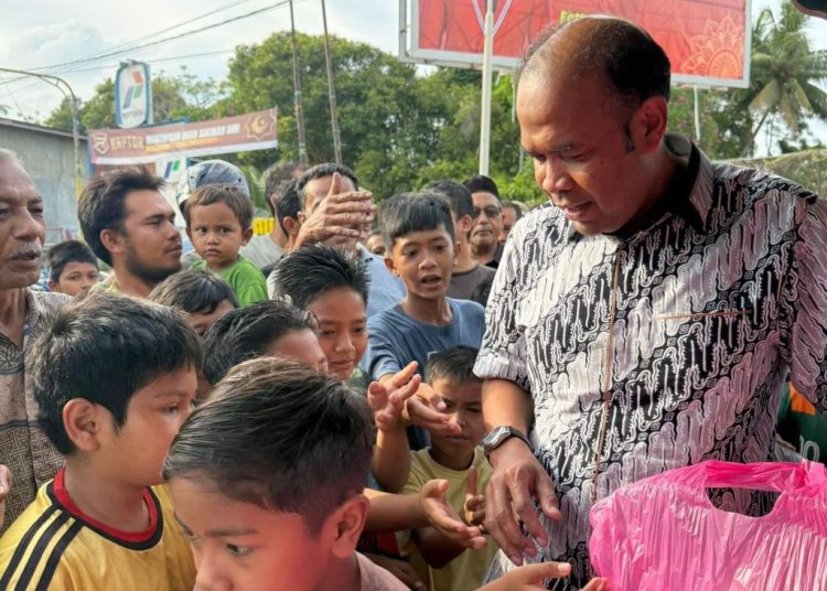 Suasana pembagian 1.000 paket berbuka puasa oleh PT Perta Arun Gas (PAG) kepada masyarakat sekitar perusahaan di Lhokseumawe