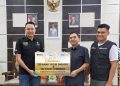 Wali Kota Lhokseumawe, Sayuti Abubakar, menerima bantuan santunan untuk 250 anak yatim dan 100 paket sembako dari Branch Manager BSI KCP Lhokseumawe Priority, Firdaus