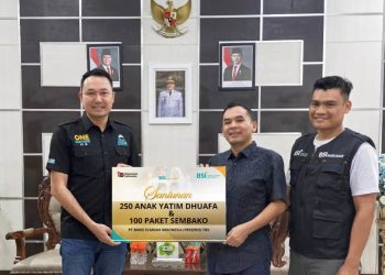 Wali Kota Lhokseumawe, Sayuti Abubakar, menerima bantuan santunan untuk 250 anak yatim dan 100 paket sembako dari Branch Manager BSI KCP Lhokseumawe Priority, Firdaus