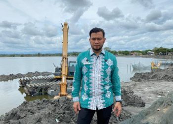 Kadis Kominfo Lhokseumawe, Taruna Putra Satya, saat memantau proses pengangkatan sedimentasi dan perbaikan infrastruktur air guna memulihkan fungsi Waduk Pusong