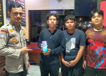Personel Polsek Muara Satu saat menunjukkan ponsel mahasiswa yang berhasil ditemukan kembali di Desa Blang Pulo, Lhokseumawe
