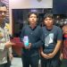 Personel Polsek Muara Satu saat menunjukkan ponsel mahasiswa yang berhasil ditemukan kembali di Desa Blang Pulo, Lhokseumawe