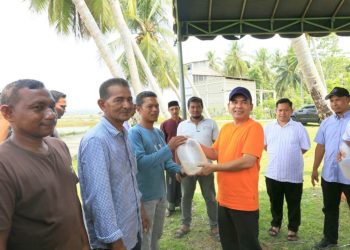 Wali Kota Lhokseumawe, Sayuti Abubakar, bersama Ketua Forikan menyalurkan 1,1 juta benur udang vaname kepada kelompok pembudidaya di Blang Mangat