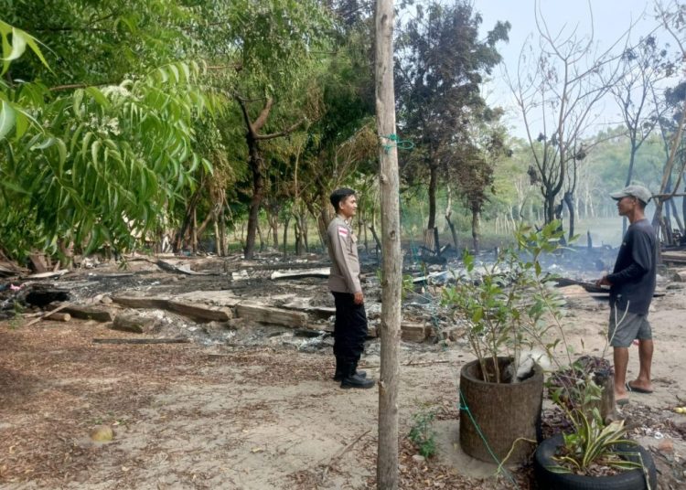 Personel Polsek Dewantara mengamankan lokasi kebakaran rumah kayu di Desa Keude Krueng Geukueh, Aceh Utara