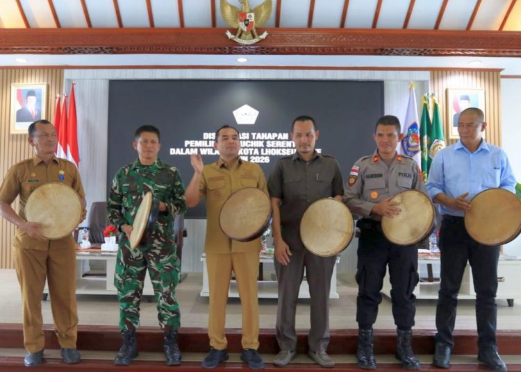 Wali Kota Lhokseumawe bersama unsur Forkopimda menghadiri diseminasi tahapan pemilihan keuchik serentak di Aula Setdako