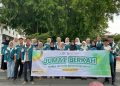 Pengurus HIMASI Universitas Malikussaleh (Unimal) membagikan bantuan makanan kepada warga di sekitar kawasan Taman Riyadhah, Kota Lhokseumawe, dalam aksi sosial Jumat Berkah