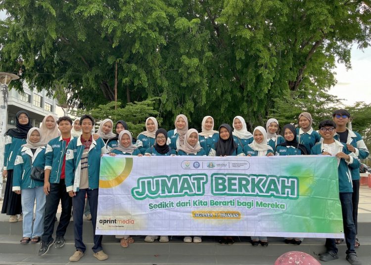 Pengurus HIMASI Universitas Malikussaleh (Unimal) membagikan bantuan makanan kepada warga di sekitar kawasan Taman Riyadhah, Kota Lhokseumawe, dalam aksi sosial Jumat Berkah