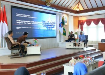 Wali Kota Lhokseumawe Sayuti Abubakar saat menjadi narasumber dalam FGD Proyek Gas Tangkulo Andaman Selatan bersama LPEM FEB UI di Aula Setdako
