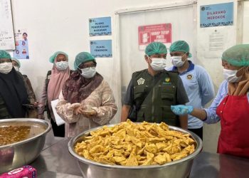 Petugas Dinas Kesehatan Kota Lhokseumawe menggelar inspeksi mendadak (sidak) ke sejumlah Satuan Pelayanan Pemenuhan Gizi (SPPG)