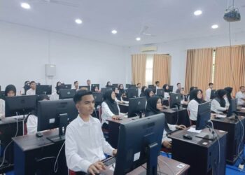 Suasana ujian Computer Assisted Test (CAT) calon staf keuangan RS Arun Lhokseumawe yang berlangsung di Universitas Malikussaleh