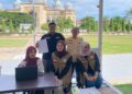 Relawan KSR PMI Unit 08 UIN SUNA Lhokseumawe melakukan pemeriksaan data dan skrining kesehatan kepada peserta donor darah di Lapangan Hiraq, Lhokseumawe
