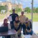 Relawan KSR PMI Unit 08 UIN SUNA Lhokseumawe melakukan pemeriksaan data dan skrining kesehatan kepada peserta donor darah di Lapangan Hiraq, Lhokseumawe
