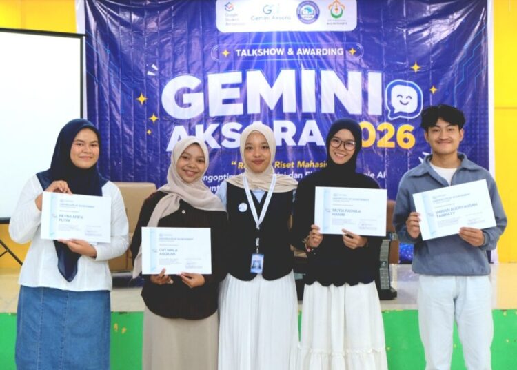 Para juara lomba esai dan konten foto bersama saat menerima hadiah pada penutupan kegiatan Gemini Aksara 2026 di Aula Cut Meutia, Kampus Unimal Bukit Indah