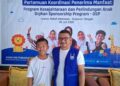 Sponsorship Coordinator Islamic Relief Indonesia, Yusrizal Puteh, bersama para anak yatim pada Pertemuan Koordinasi Tahunan OSP di Taman Jati, Sigi, Sulawesi Tengah