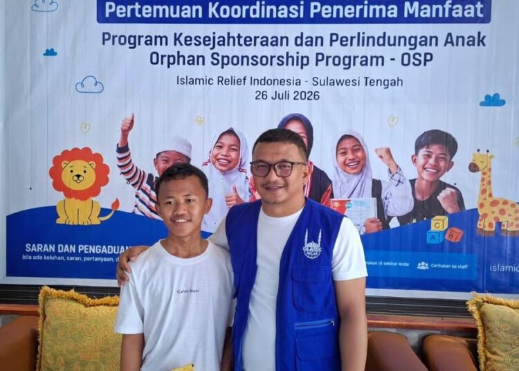 Sponsorship Coordinator Islamic Relief Indonesia, Yusrizal Puteh, bersama para anak yatim pada Pertemuan Koordinasi Tahunan OSP di Taman Jati, Sigi, Sulawesi Tengah