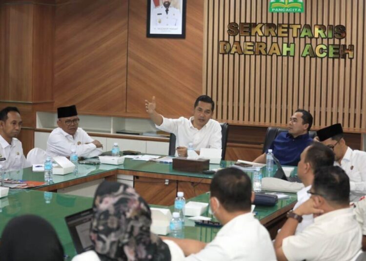 Wali Kota Lhokseumawe Sayuti Abubakar saat menghadiri Rapat Revitalisasi RSUD Aceh Utara di Ruang Rapat Sekda Aceh, Banda Aceh