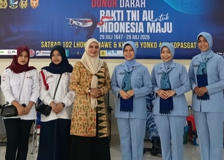 Relawan KSR PMI Unit 08 UIN Sultanah Nahrasiyah Lhokseumawe bersama Ketua BFLF Lhokseumawe, Mutia Sari, mendampingi kegiatan donor darah Bakti TNI AU yang diselenggarakan SATRAD 102 Lhokseumawe dan Kipan B Yonko 469 KORPASGAT di Lhokseumawe