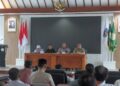 Sekretaris Daerah Kota Lhokseumawe, A. Haris, memimpin rapat koordinasi perpanjangan masa kerja dan evaluasi kinerja Pegawai Pemerintah dengan Perjanjian Kerja (PPPK) di Aula Kantor Wali Kota Lhokseumawe, Aceh