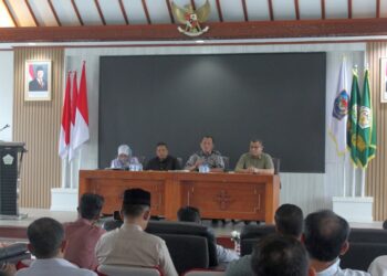 Sekretaris Daerah Kota Lhokseumawe, A. Haris, memimpin rapat koordinasi perpanjangan masa kerja dan evaluasi kinerja Pegawai Pemerintah dengan Perjanjian Kerja (PPPK) di Aula Kantor Wali Kota Lhokseumawe, Aceh