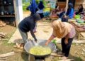 Mahasiswa KPM Kelompok 11 UIN SUNA Lhokseumawe bersama warga Desa Geudumbak, Kecamatan Langkahan, Aceh Utara, memasak kuah pliek u dalam aksi pelestarian kuliner tradisional khas Aceh