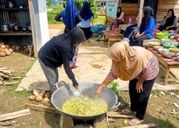 Mahasiswa KPM Kelompok 11 UIN SUNA Lhokseumawe bersama warga Desa Geudumbak, Kecamatan Langkahan, Aceh Utara, memasak kuah pliek u dalam aksi pelestarian kuliner tradisional khas Aceh
