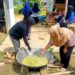 Mahasiswa KPM Kelompok 11 UIN SUNA Lhokseumawe bersama warga Desa Geudumbak, Kecamatan Langkahan, Aceh Utara, memasak kuah pliek u dalam aksi pelestarian kuliner tradisional khas Aceh