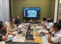 Wali Kota Lhokseumawe Sayuti Abubakar saat berdiskusi dengan jajaran PT KAI di Gedung Jakarta Railway Center, Jakarta Pusat, Senin (10/8/2026). Pertemuan tersebut membahas pemanfaatan aset bekas jalur rel KAI untuk mendukung pengembangan jalan nasional di Lhokseumawe