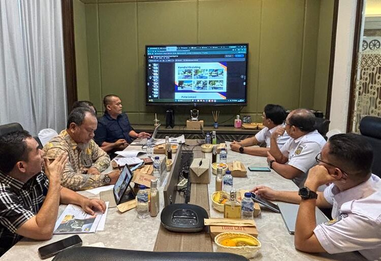Wali Kota Lhokseumawe Sayuti Abubakar saat berdiskusi dengan jajaran PT KAI di Gedung Jakarta Railway Center, Jakarta Pusat, Senin (10/8/2026). Pertemuan tersebut membahas pemanfaatan aset bekas jalur rel KAI untuk mendukung pengembangan jalan nasional di Lhokseumawe