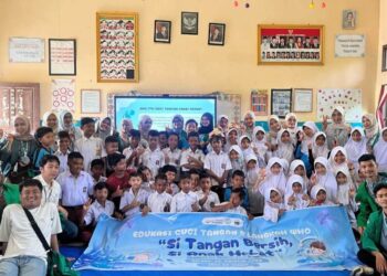 Mahasiswa KKN Kelompok 12 Universitas Malikussaleh memberikan edukasi Cuci Tangan Pakai Sabun (CTPS) bertema "Si Tangan Bersih, Si Anak Hebat" kepada siswa SD Negeri 10 Nisam, Kabupaten Aceh Utara