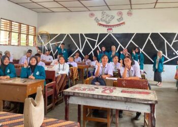 Mahasiswa KPM Mandiri Kelompok 18 UIN SUNA Lhokseumawe memberikan sosialisasi perguruan tinggi kepada siswa SMAN 1 Barusjahe, Kabupaten Karo, Sumatera Utara