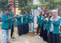 Aksi mahasiswa KPM Mandiri UIN SUNA Lhokseumawe saat mendirikan papan nama dusun di Gampong Blang Lancang, Kecamatan Jeunieb, Bireuen