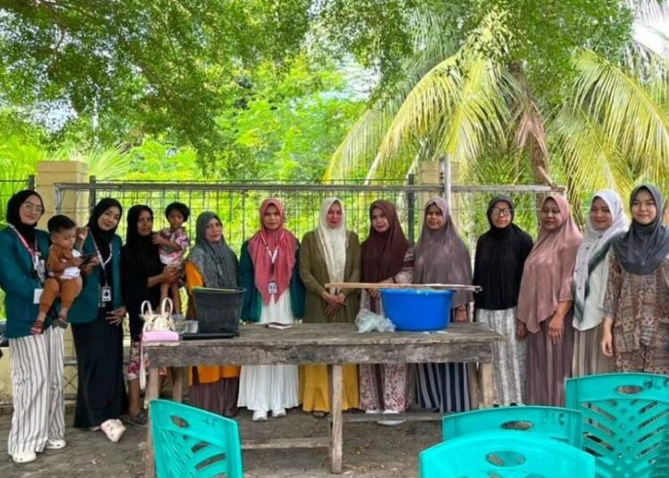 Ibu-ibu Gampong Blang Lancang antusias mengikuti jalannya pelatihan pembuatan sabun cuci piring yang digelar mahasiswa KPM UIN Sultanah Nahrasiyah Lhokseumawe di Kecamatan Jeunieb, Bireuen