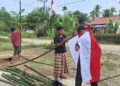 Mahasiswa KPM UIN Sultanah Nahrasiyah (SUNA) Lhokseumawe bersama warga Gampong Geudumbak, Langkahan, Aceh Utara, bergotong royong membersihkan lingkungan desa menyambut HUT ke-81 RI