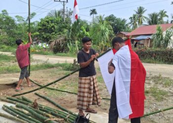 Mahasiswa KPM UIN Sultanah Nahrasiyah (SUNA) Lhokseumawe bersama warga Gampong Geudumbak, Langkahan, Aceh Utara, bergotong royong membersihkan lingkungan desa menyambut HUT ke-81 RI