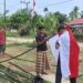 Mahasiswa KPM UIN Sultanah Nahrasiyah (SUNA) Lhokseumawe bersama warga Gampong Geudumbak, Langkahan, Aceh Utara, bergotong royong membersihkan lingkungan desa menyambut HUT ke-81 RI