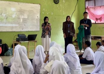 Aksi mahasiswa KKN Kelompok 36 Unimal saat mengedukasi siswa SMPN 2 Kuta Makmur, Aceh Utara
