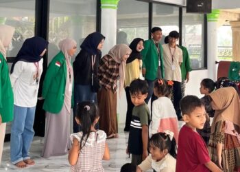 Mahasiswa KKN Kelompok 45 Unimal memberikan sosialisasi mengenai pengenalan area privasi tubuh kepada anak-anak di PAUD Nurul Istiqamah, Desa Blang Riek, Kuta Makmur