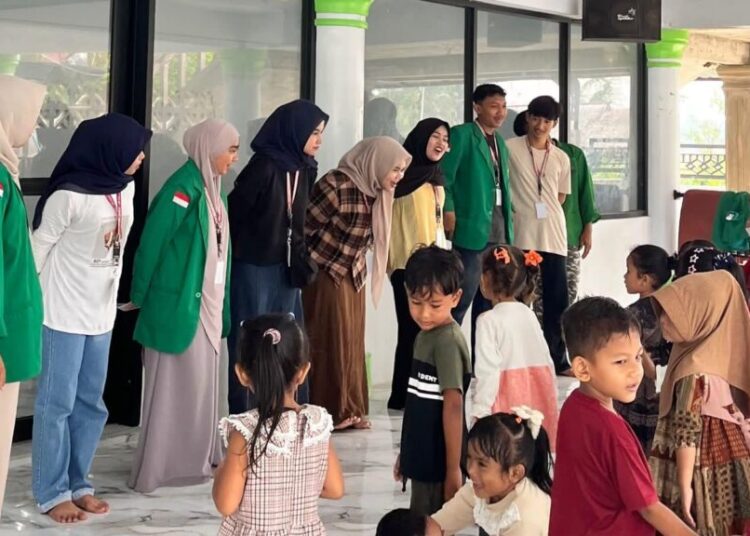 Mahasiswa KKN Kelompok 45 Unimal memberikan sosialisasi mengenai pengenalan area privasi tubuh kepada anak-anak di PAUD Nurul Istiqamah, Desa Blang Riek, Kuta Makmur
