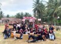 Senyum bahagia warga Desa Cot Iboeh, Bireuen, menerima hadiah usai memenangkan perlombaan tradisional "Gebyar Merah Putih" HUT ke-81 RI yang diselenggarakan mahasiswa KPM Mandiri 03 UIN SUNA